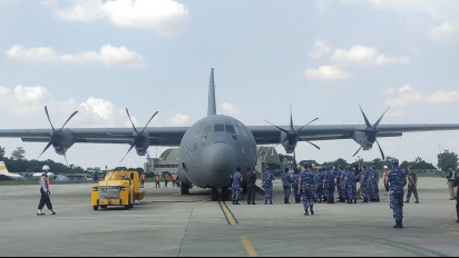 Mencoba Terbang dengan Pesawat C-130 J Super Hercules, Menhan Prabowo Terkejut Sosok Prajurit Perempuan