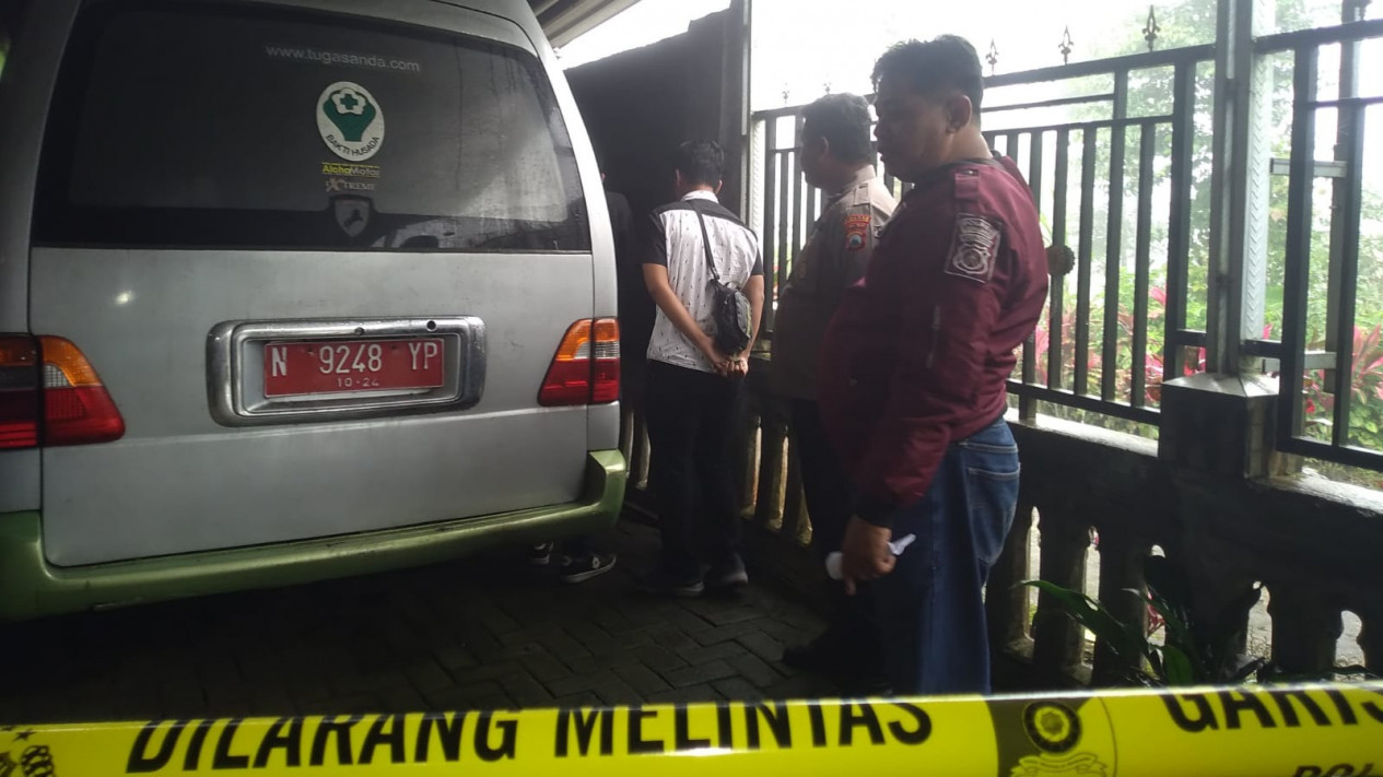 Mobil Ambulans Desa Sombo, Lumajang Dibakar Orang Tak Dikenal, Kades : Ini Teror
            - galeri foto