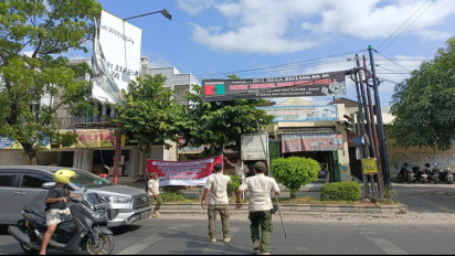 Satpol PP Kota Solo Copot Puluhan Spanduk Bertuliskan 'People Power' di Sejumlah Titik