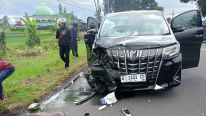 Mobil Alphard Tabrak 2 Pemotor di Banyuwangi, Dua Orang Luka-luka