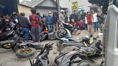 Sopir Mengantuk, Xpander Tabrak Parkiran Motor BRI Bululawang, Dua Orang Terluka Parah