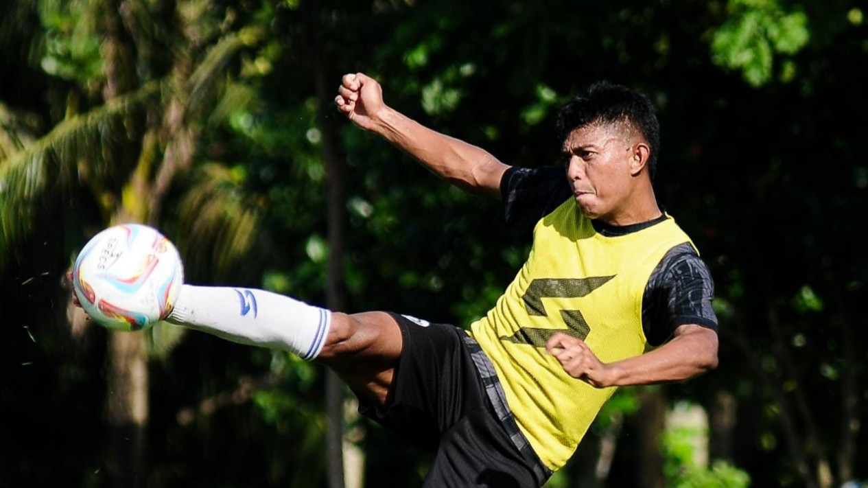 Pelatih Arema Pantang Lihat Persib Sebagai Tim Bertabur Bintang
            - galeri foto