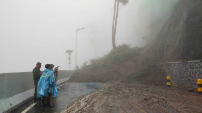 Tebing Perbukitan Piket Nol Longsor, Jalur Lumajang - Malang Terputus Total