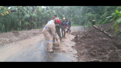 Diguyur Hujan Seharian, Tebing Longsor Tutupi Akses Jalan di Banyuwangi