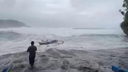 Cuaca Ekstrem Gelombang Tinggi disertai Angin Kencang Melanda Perairan Laut Pacitan