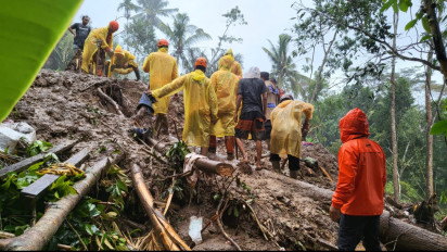 Pasca Longsor Karangasem, Petugas Gabungan Masih Melakukan Pencarian Satu Orang Warga yang Hilang