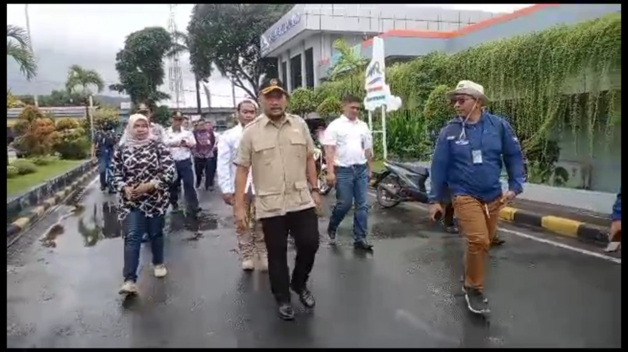 Bantu Kemacetan di Jalur Pelabuhan Ketapang, Banyuwangi, DPR RI Dorong Pelabuhan Situbondo Dioperasikan
            - galeri foto