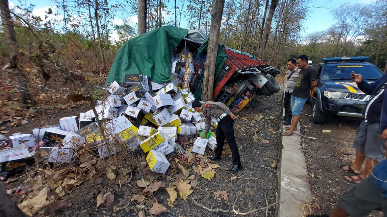 Tak Kuat Nanjak, Truk Mundur Lindas Pemotor di Situbondo, 3 Orang Tewas
            - galeri foto