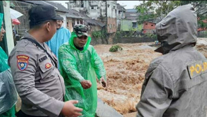 Supandri Terseret Arus Sungai Bantur, Kabupaten Malang Saat Sedang Singkirkan Kayu Tersangkut Jembatan,