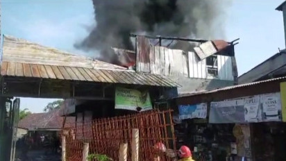 Toko Material Terbakar, Diduga Terjadi Arus Pendek Listrik di Gudang Barang