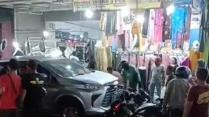 Diduga Sopir Mengantuk, Minibus Seruduk Pemotor dan Balita di Kawasan Perbelanjaan di Sidoarjo