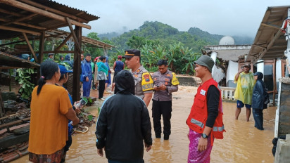 Tanggap Bencana, Polisi Bantu Evakuasi Korban Banjir dan Tanah Longsor di Malang