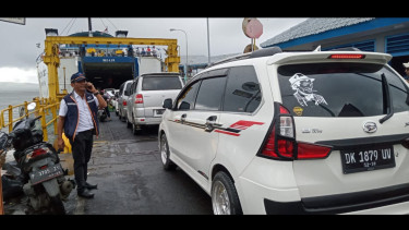 Urai Antrean di Pelabuhan Ketapang Banyuwangi, Penjualan Tiket Truk Non Logistik Dihentikan Sementara