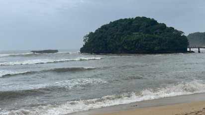 Dua Bule dan Tiga Wisatawan Lokal Hilang Terseret Ombak di Pantai Jembatan Panjang Malang