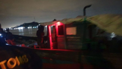 Petugas Bea Cukai Tangkap Kapal Kayu Bawa Tas dan Sepatu Bekas Ilegal ke Batam