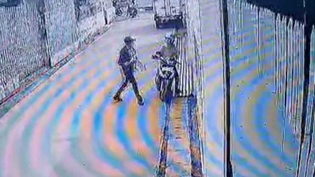 Pelaku Perampasan Beraksi Siang Bolong di Astanaanyar Bandung Sambil Bawa Golok, Ojol Jadi Sasaran
            - galeri foto