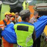 Tim SAR Berhasil Evakuasi Jasad Sopir Truk yang Terjepit Akibat Terjun ke Jurang di Lingkar Gentong Tasikmalaya