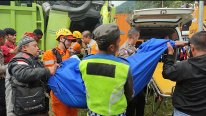 Tim SAR Berhasil Evakuasi Jasad Sopir Truk yang Terjepit Akibat Terjun ke Jurang di Lingkar Gentong Tasikmalaya