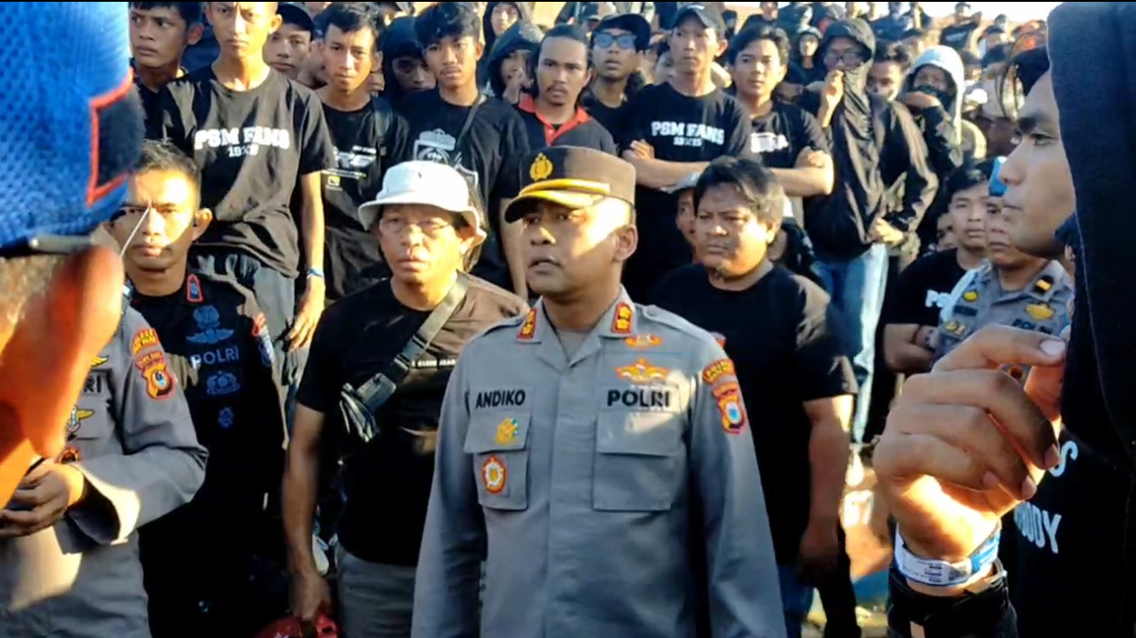 Suporter Ricuh saat Duel PSM Vs Dewa United: Paving Block Terbang, 4 Orang Jadi Korban
            - galeri foto