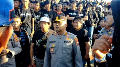 Suporter Ricuh saat Duel PSM Vs Dewa United: Paving Block Terbang, 4 Orang Jadi Korban