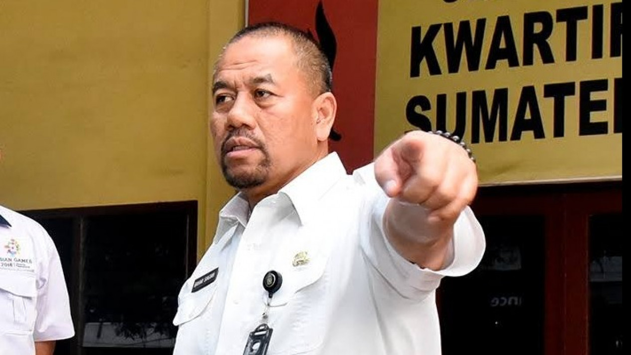 Beritakan Kejanggalan Proyek Pembangunan Stadion Sepak Bola Siosar, Kadispora Sumut Ancam Wartawan
            - galeri foto