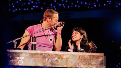 Bikin Iri, Penggemar Coldplay Asal Indonesia Nyanyi Bareng Chris Martin Saat Konser di Denmark, Chris: Aku Ingin Menangis