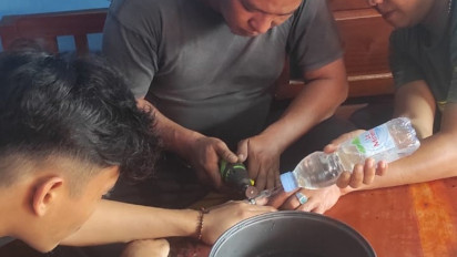 Dramatis, Petugas Damkar Mamuju Evakuasi Cincin di Jari Manis Pemuda Berkali-kali Meringis Kesakitan