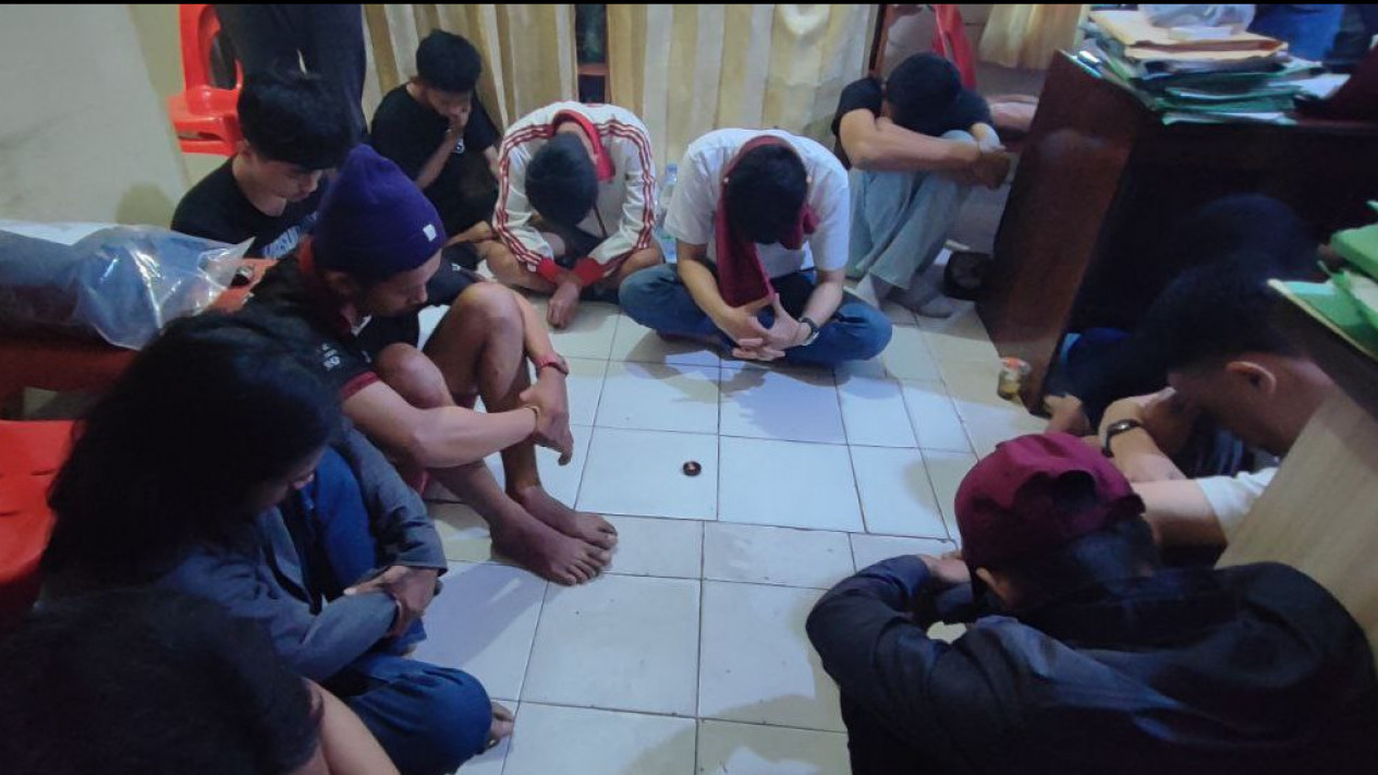 Pasca Kericuhan dalam Laga Liga 1 PSM Makassar VS Dewa United, Polisi Amankan Sedikitnya 11 Orang Suporter
            - galeri foto