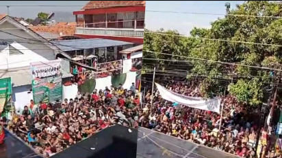 Tradisi Udik-udikan Menyebar Uang Puluhan Jutaan Rupiah Ribuan Warga Saling Berebut, 4 Orang Pingsan