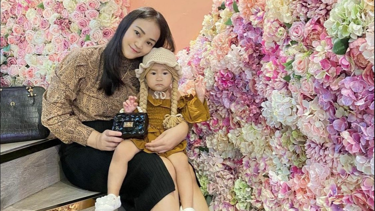 Banyak Orang yang Tertarik Menjadi Influencer, Salah Satunya Hot Mama Cut Vanessa Rosalina
            - galeri foto