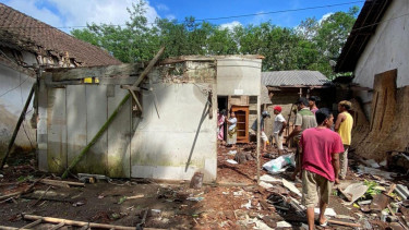 Diterjang Hujan Angin, Rumah Warga di Banyuwangi Ambruk