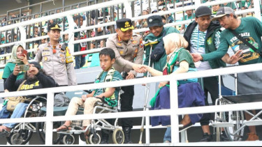 Difasilitasi Polri, Enam Bonek Disabilitas Beri Dukungan di GBT saat Persebaya Kontra Barito Putra
