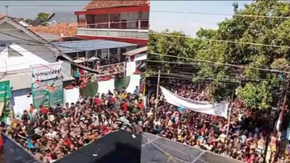 4 Orang Terinjak-Injak Saat Pengusaha Batik Sebar uang 35 Juta di Tradisi Udik-Udikan