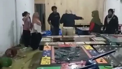 Viral, Emak-emak Perwiritan di Asahan Sumut Rusak Mesin Judi Tembak Ikan dengan Martil