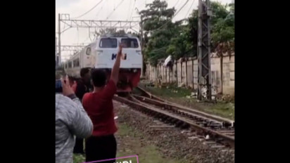 Viral Detik-detik Aksi Bunuh Diri Pemuda di Rel Kereta Api Senen Terekam Kamera