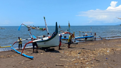 Jaga Ekosistem, Nelayan di Banyuwangi Diajak Bersihkan Sampah Laut