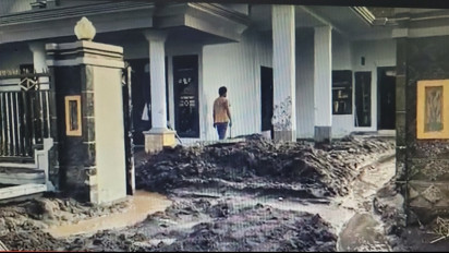 Hari Keempat Pasca Banjir Lahar Dingin Gunung Semeru, Warga Mulai Bersihkan Material Vulkanik yang Timbun Rumah Mereka