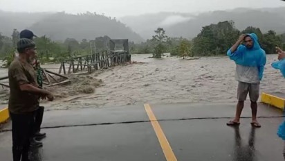 Detik-detik Jembatan Sepanjang 480 Meter Ambruk di Maluku Tengah