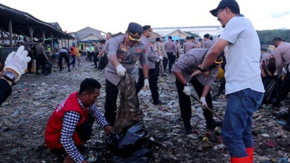 Peduli Lingkungan, Personel Gabungan Polresta Bandar Lampung dan Brimob Polda Lampung Bersihkan Sampah di Pantai Sukaraja