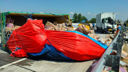 Imbas Truk Box Tabrak Truk Ekspedisi, Jalan Tol Madiun Macet 1 Kilometer Lebih