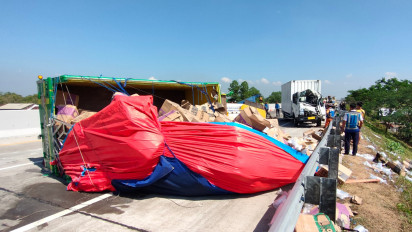 Truk Boks Tabrak Truk Ekspedisi, Jalan Tol Madiun Macet Satu Kilometer Lebih