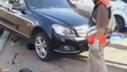 Nahas! Pemotor di Cakung Tewas Seketika Usai Ditabrak Mercy yang Dikendarai Emak-emak