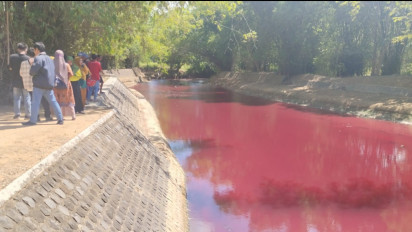 Air Sungai di Pamekasan Berubah Warna Jadi Merah Darah, Kok Bisa?