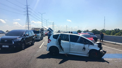 Viral Terekam Mobil Lain, City Car Ugal-ugalan di Tol Surgem hingga Senggol Minibus dan Tabrak Pembatas Jalan
