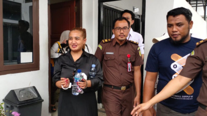 Dengan Tangan Diborgol, Tersangka TikToker Lina Mukherjee Terancam 6 Tahun Penjara