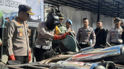 Ratusan Knalpot Brong Sitaan di Polres Mojokerto Dipotong dengan Mesin Gerinda