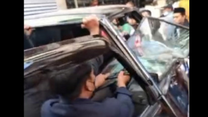 Viral! Mobil Boks dan Pengemudinya Diamuk Para Pengiring Jenazah, Kok Bisa??