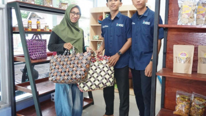 Komunitas Bank Sampah Sulap Sampah Plastik Jadi Produk Kerajinan Tangan
