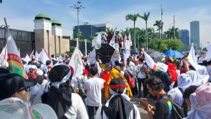 RUU Kesehatan Disahkan Hari Ini, Ribuan Nakes Kepung Gedung DPR RI "Stop Bahas RUU Titipan Asing dan Kapitalis"