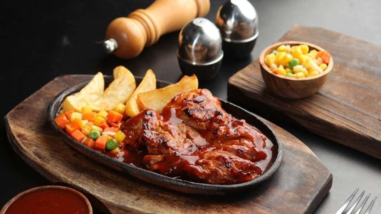 Baru Tiga Bulan Dijual, Chicken BBQ Grill Waroeng Steak Raup Omset 6.7 Miliar
            - galeri foto
